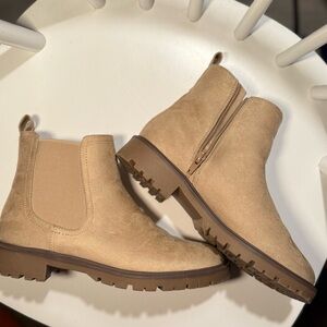 Maurices Brandy Mini Lug Chelsea Ankle Boots – Faux Suede – Size 7